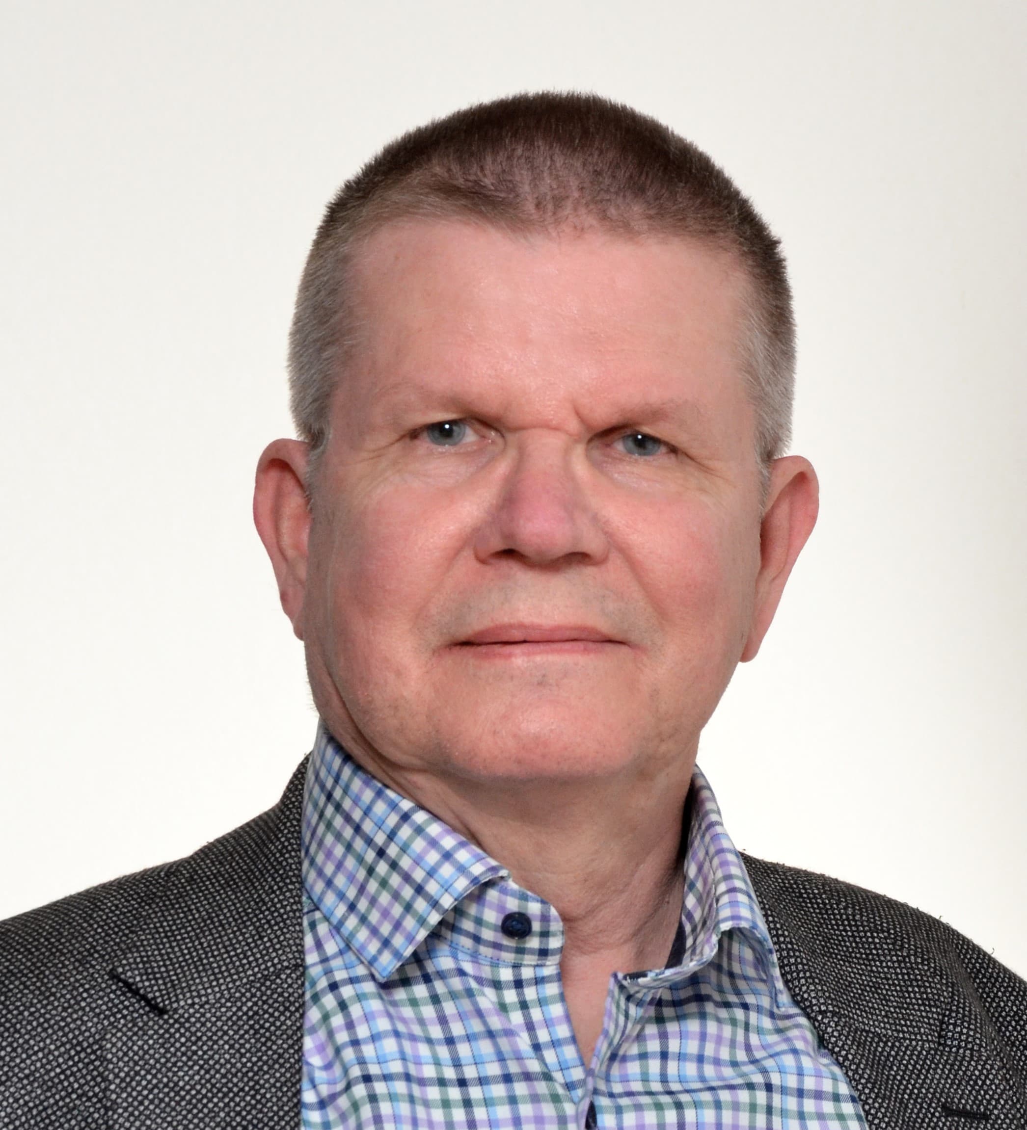 Hannu Aronen Lääketieteen ja kirurgian tohtori, Professori — Pihlajalinna